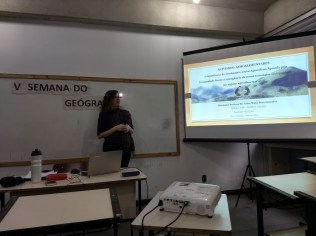 Figura 6: Palestrante Alanda Lopes. Crédito: Carolina Maciel Mattos.