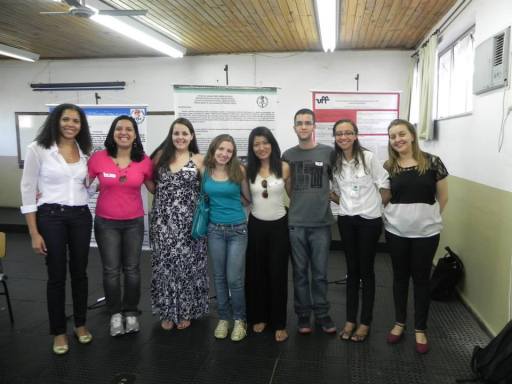 Estudantes do Polo EAD de Nova Friburgo acompanhadas das professoras Caroline Fernandes dos Santos e Simone dos Santos Barreto, organizadoras do evento.