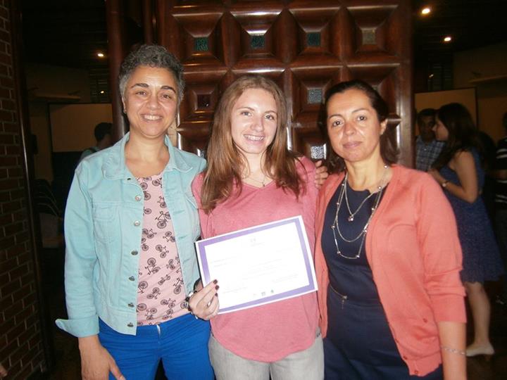 O trabalho Ciência e Cultura também são feitas a distância! recebeu menção honrosa na categoria Extensão universitária. Na foto, as professoras Fátima Kzam (coordenadora do projeto) e Celly Saba (coordenadora do curso de Ciências Biológicas UERJ/CEDERJ) e a aluna Michele Pereira, apresentadora do projeto.