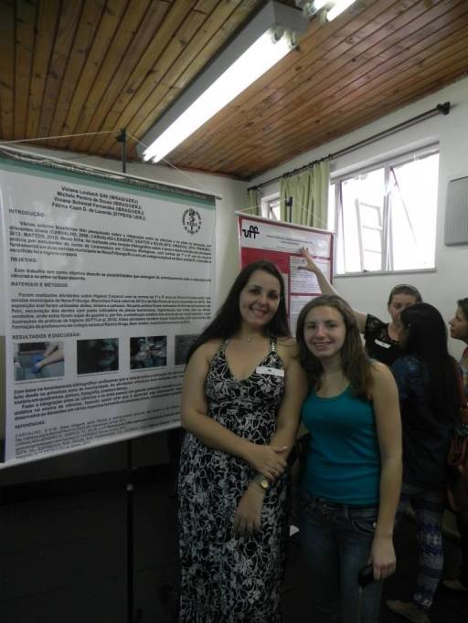 A estudante Viviane Gitti (à esquerda) apresentou o trabalho “A integração entre a Educação em Ciências e as Artes: um desafio na formação docente”. A estudante Michele Pereira (à direita) é uma das co-autoras do trabalho.