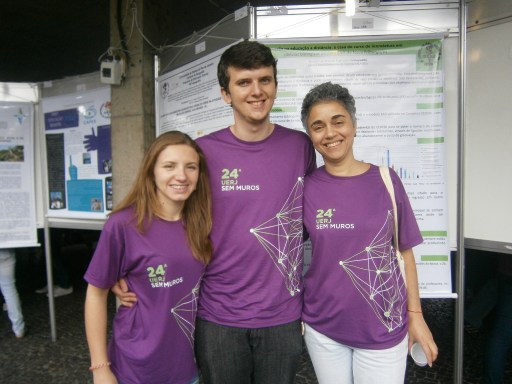 Os estudantes Michele Pereira de Souza e Romário de Macedo Espíndola, acompanhados de sua orientadora, Profª Fátima Kzam