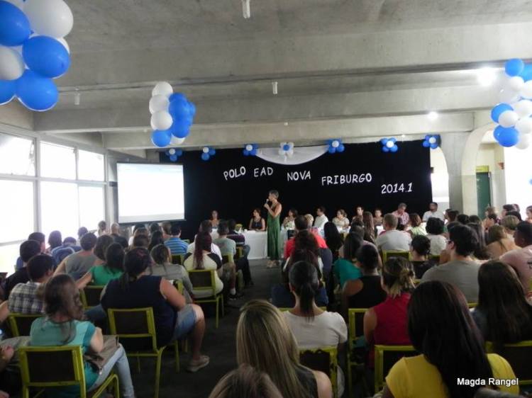 Professora Fátima Kzam apresentando a estrutura do consórcio CEDERJ e a metodologia empregada nos cursos