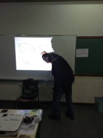 Foto 5: Roberto Candeias , ensinando como realizar os desenhos. Créditos: Carolina Maciel Mattos