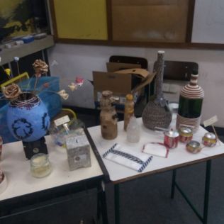 Foto 5: Produtos reutilizados pela palestrante. Créditos: Clarisse Tolledo