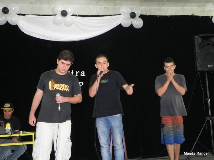 Fellpz, Vicotr Baptista e Don fazendo improvisos no estilo livre (freestyle)