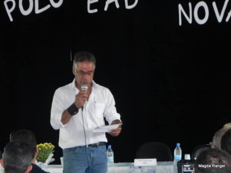 Antonio Nuns de Oliveira, tutor presencial de Informática, chamando os componentes da mesa.