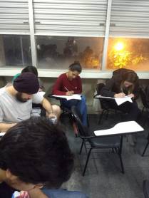 Foto 6: Alunos tentando fazer seus desenhos. Créditos: Carolina Maciel Mattos.