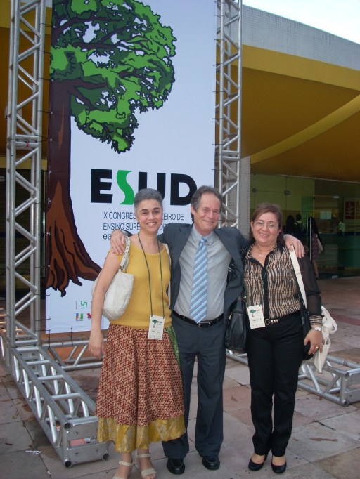 Profª Fátima Kzam e Prof Carlos Bielschowsky no ESUD 2013 Da esquerda pra direita: Profª Fátima Kzam, Prof Carlos Bielschowsky (presidente da Fundação CECIERJ e idealizador do ESUD) e uma participante do evento.